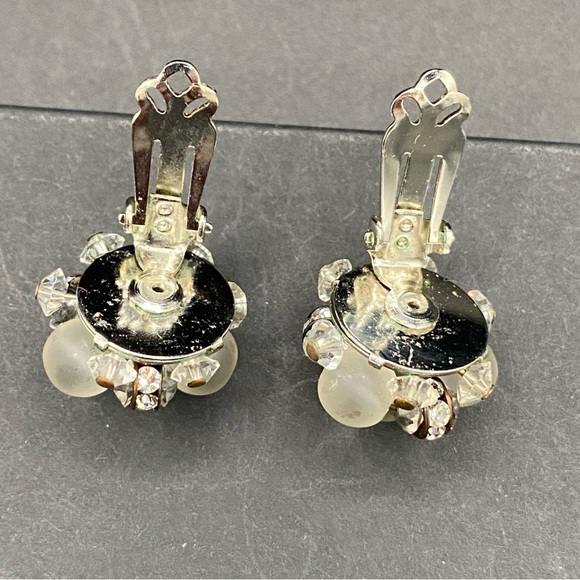 Vintage Pearlcraft Signed Silver Tone and Frosted white Cluster Clip On Earrings - Picture 4 of 9